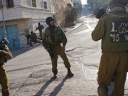 الاحتلال ينصب بوابة جديدة على مدخل بلدة حزما في القدس
