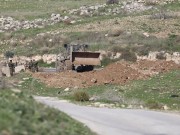 الجيش اللبناني يزيل سواتر ترابية ويعيد فتح طرقات مغلقة بالجنوب