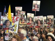 عائلات الأسرى الإسرائيليين في غزة تطالب بإسقاط حكومة نتنياهو وإنهاء الحرب فورًا