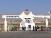 500 حاج وحاجة من أسر الشهداء والأسرى يغادرون عبر معبر الكرامة