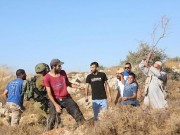 الاحتلال يعتقل مواطنا بعد اعتداء المستوطنين عليه بالخليل