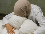 الطبيبة آلاء النجار تغادر مع طفلها الجريح إلى إيطاليا