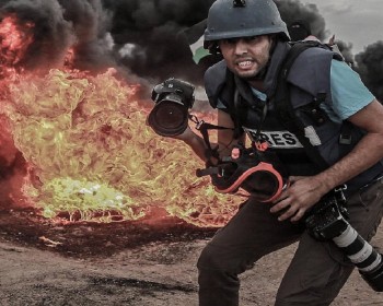 مصور "الكوفية" يروي ملاحم الصمود والوجع في غزة المحاصَرة بالنار والأمل