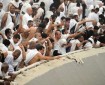 ضيوف الرحمن يرمون جمرة العقبة