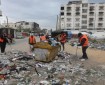 بلدية غزة تواصل أعمال الجمع الأولى للنفايات للتخفيف من الكارثة