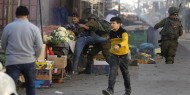 قوات الاحتلال تحتجز طفلين وتعتدي على أحدهما في أبو شخيدم برام الله