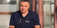 ظهر مقيدا بالسلاسل.. الاحتلال يمعن في تعذيب الطبيب أبو صفية
