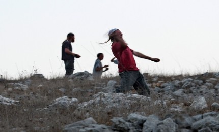 مستوطنون يمنعون المواطنين من قطف الزيتون شمال رام الله