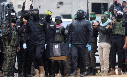 الاحتلال يتسلم 3 جثث لأسراه في غزة عبر الصليب الأحمر