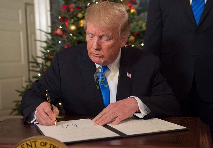 ترامب لحظة توقيعه "القدس" عاصمة لدولة الاحتلال